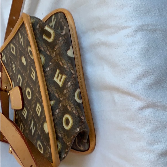 Super cute Dooney and Bourke Crossbody signature - Picture 5 of 8